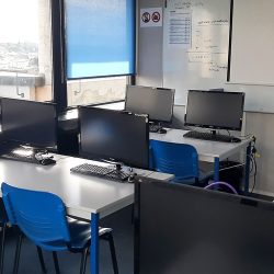 Salle de formation informatique au centre Formasoft pour des formations en groupe de 8 à 10 personnes ou pour du coaching formation