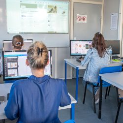 stagiaires en formation informatique dans une salle de cours à Formasoft Mandelieu