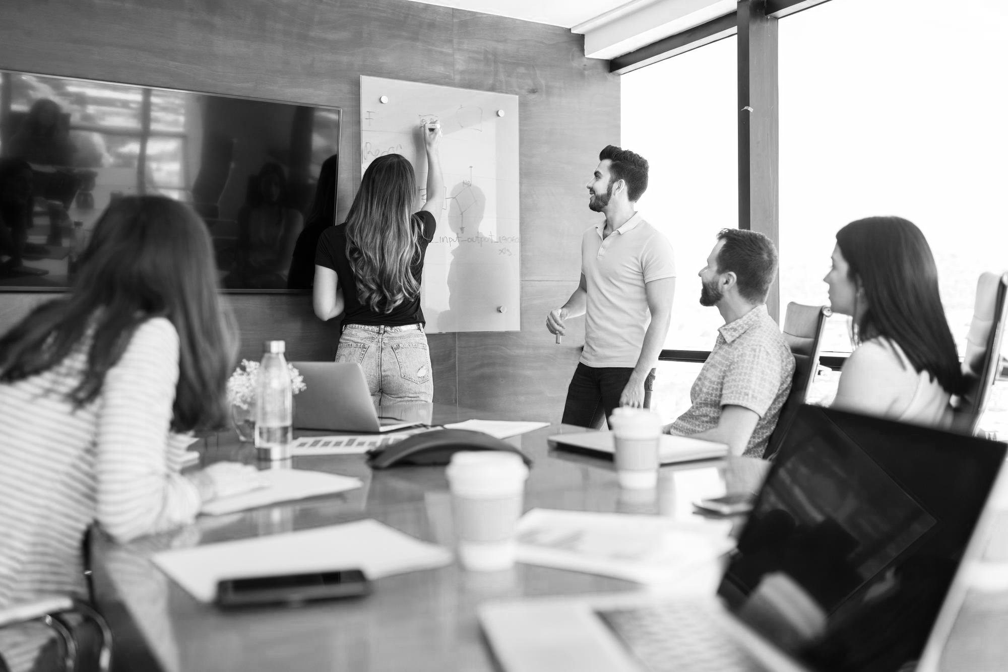 Stagiaires entrain de faire une formation dans une salle de cours de Formasoft